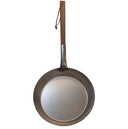Stora Vildmarkspannan med påse - Stekpanna för Öppen Eld 26 cm Diameter, Träskaft - Edvardson